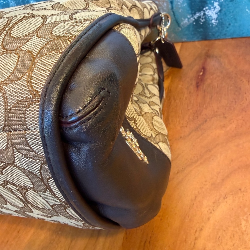 Coach 2010’s Signature Phoebe Carryall - Picture 11 of 16